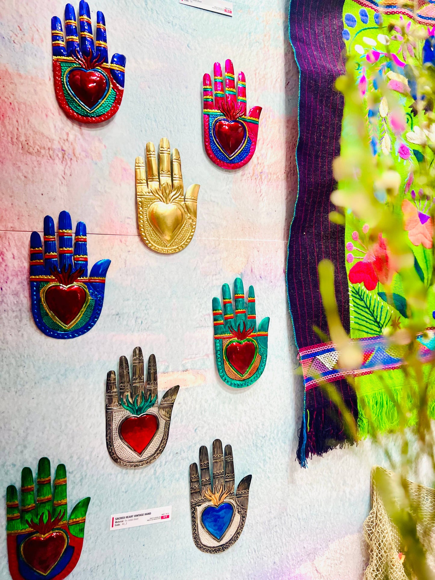 Ex Voto Mexicaanse handgemaakte hand met hart in bas-reliëf