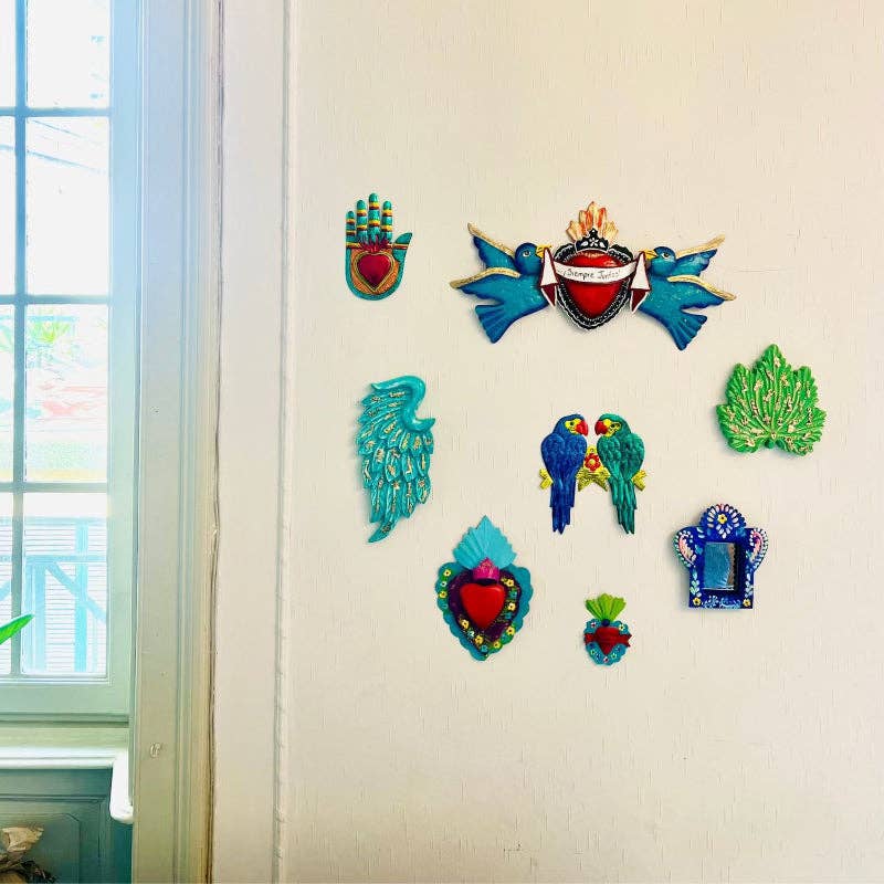 Ex Voto Mexicaanse handgemaakte hand met hart in bas-reliëf