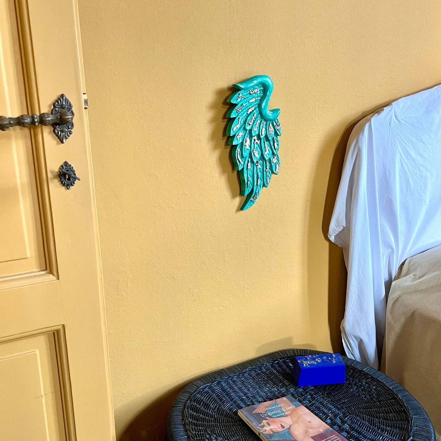 Handgemaakte Mexicaanse houten fries met ex vota in metaal